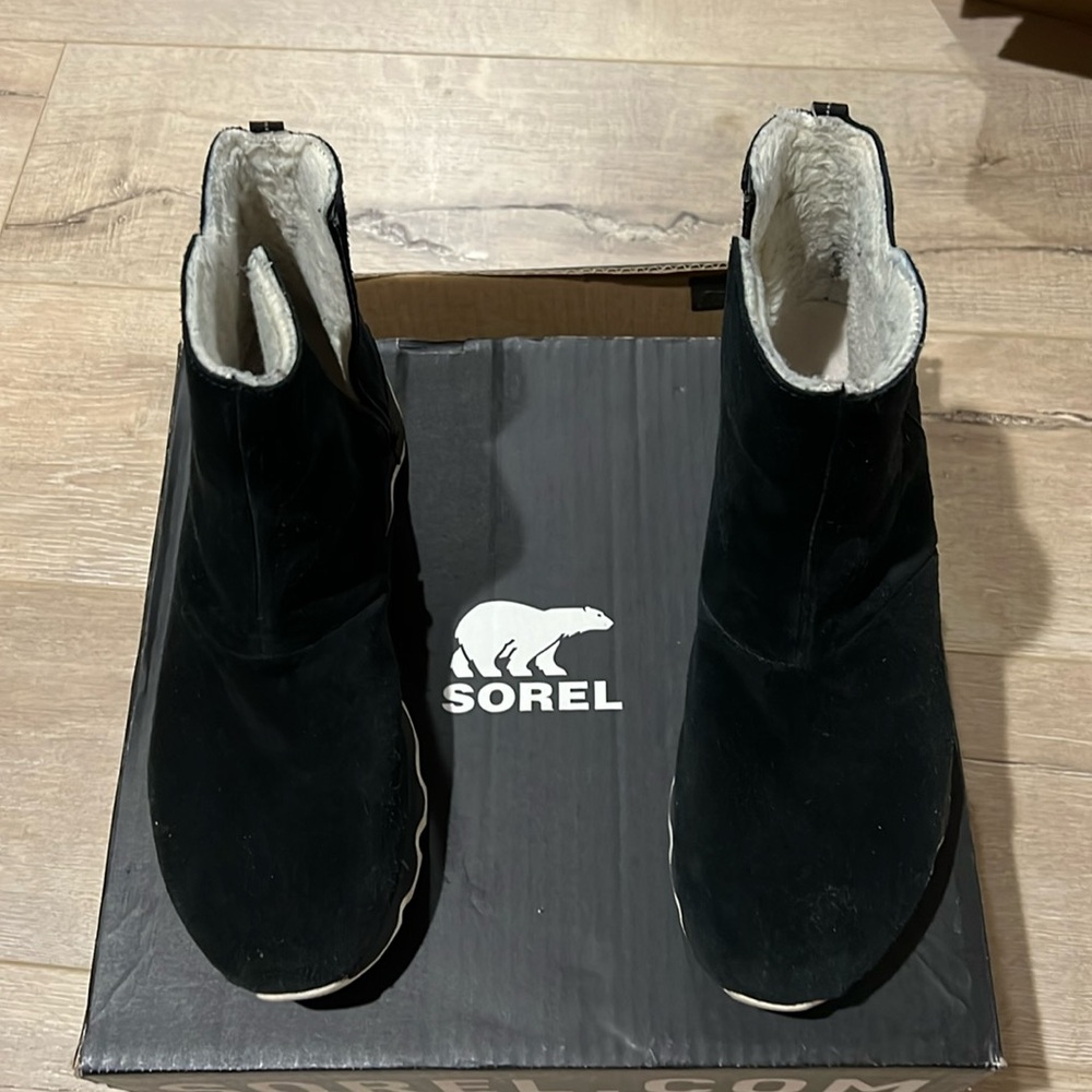 Sorel Kinetic faux fur-lined suede sneaker boot size 10.5